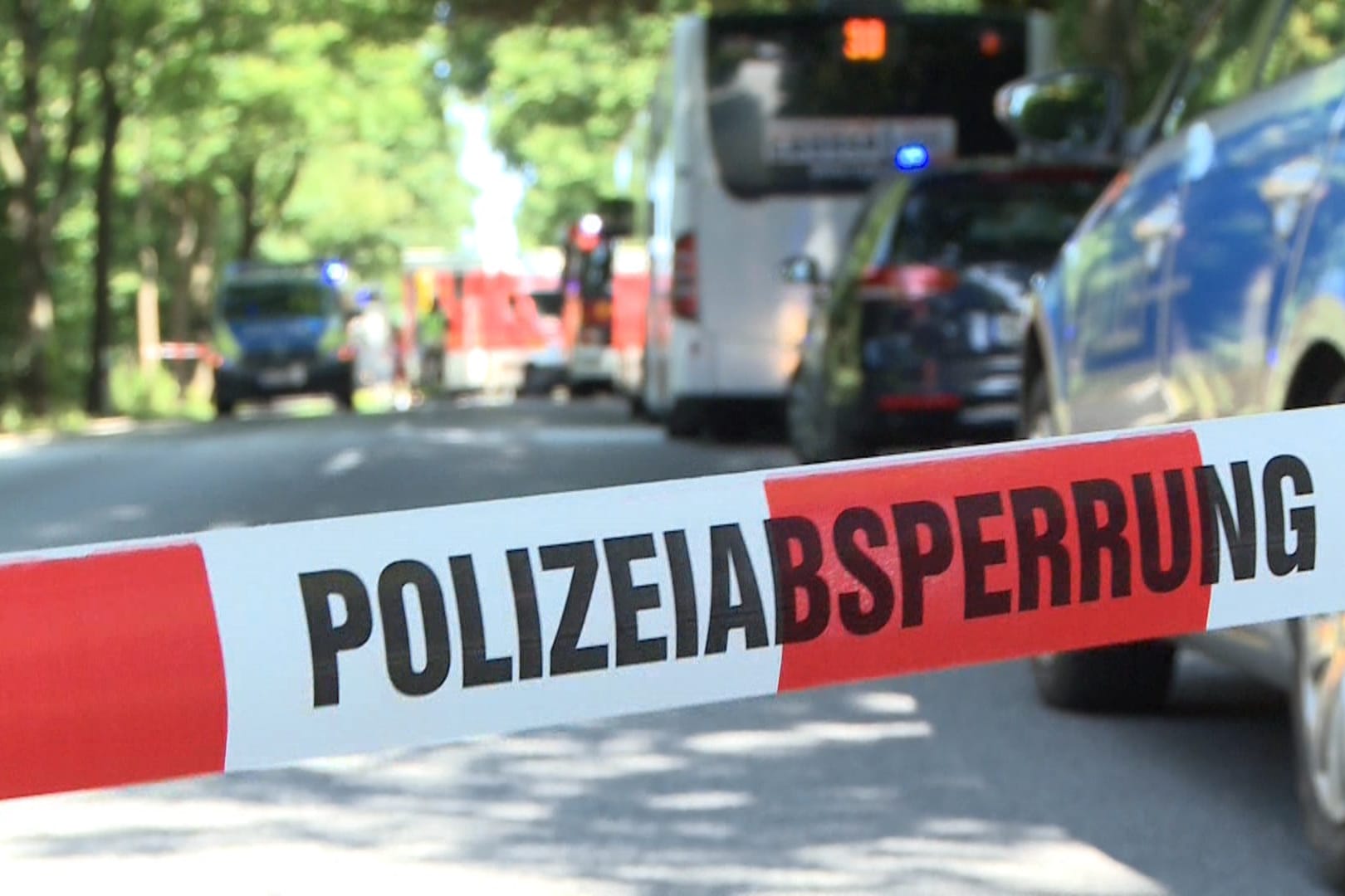 Polizeiband am Tatort in Lübeck: Die Polizei sucht Fahrgäste, die nach dem Vorfall den Tatort verlassen haben.