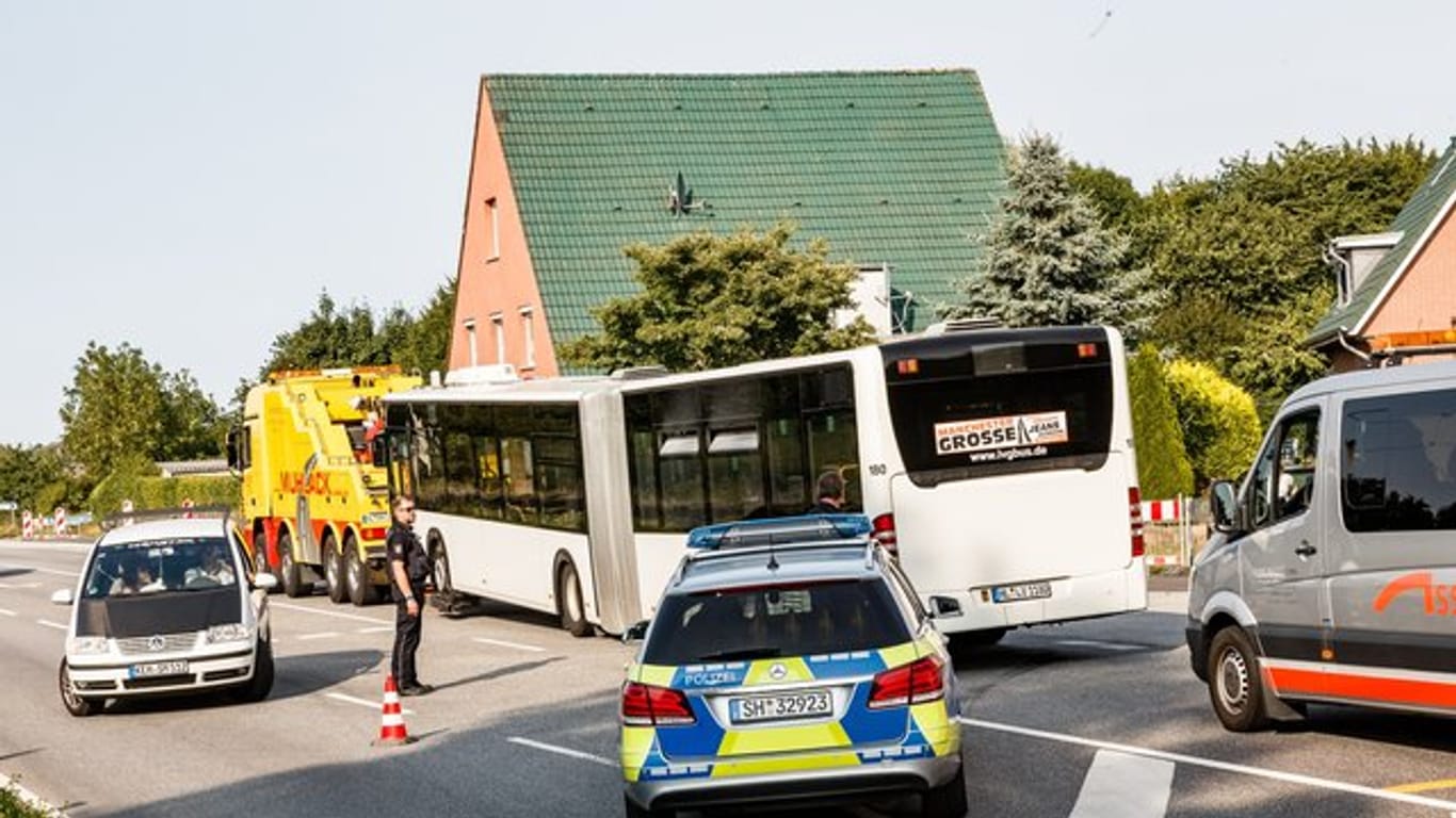 Der Linienbus, in dem der Fahrgast Mitreisende mit einem Messer angriff, wird vom Tatort abgeschleppt.