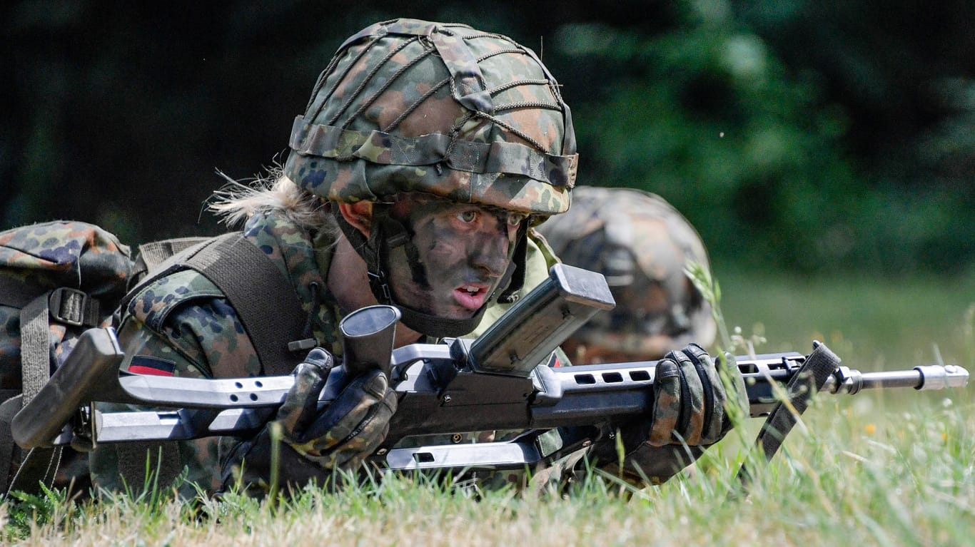 Eine Soldatin in Mecklenburg-Vorpommern: Dürfen bald auch Ausländer in die Bundeswehr?