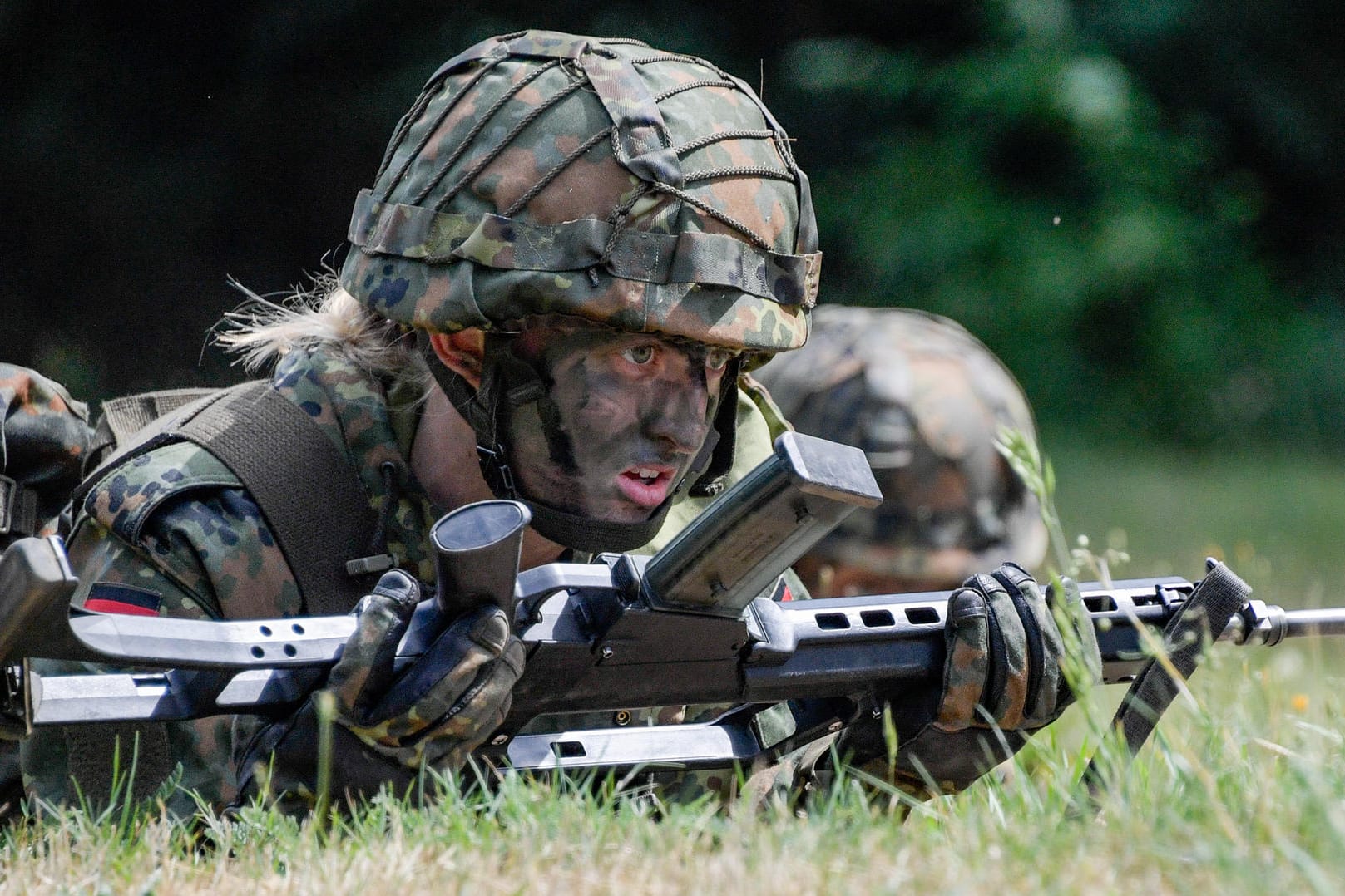 Eine Soldatin in Mecklenburg-Vorpommern: Dürfen bald auch Ausländer in die Bundeswehr?