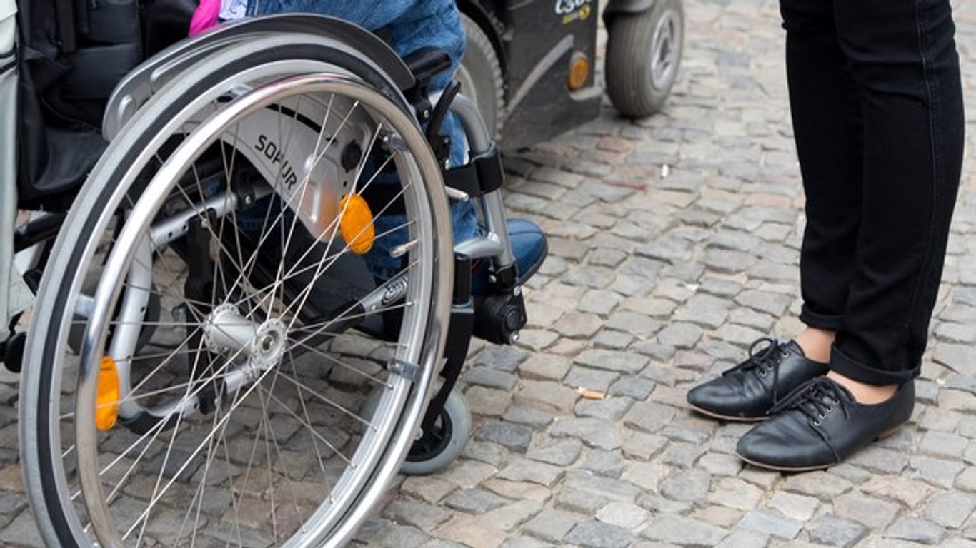 Mann im Rollstuhl: 7,8 Millionen Bundesbürger haben einen Schwerbehindertenausweis.