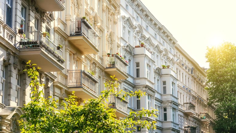 Streitsache: Zählt der Balkon zum Sonder- oder zum Gemeinschaftseigentum? Die Antwort auf diese Frage kann zum Beispiel bei Instandsetzungen für Wohnungseigentümer einen großen finanziellen Unterschied ausmachen.