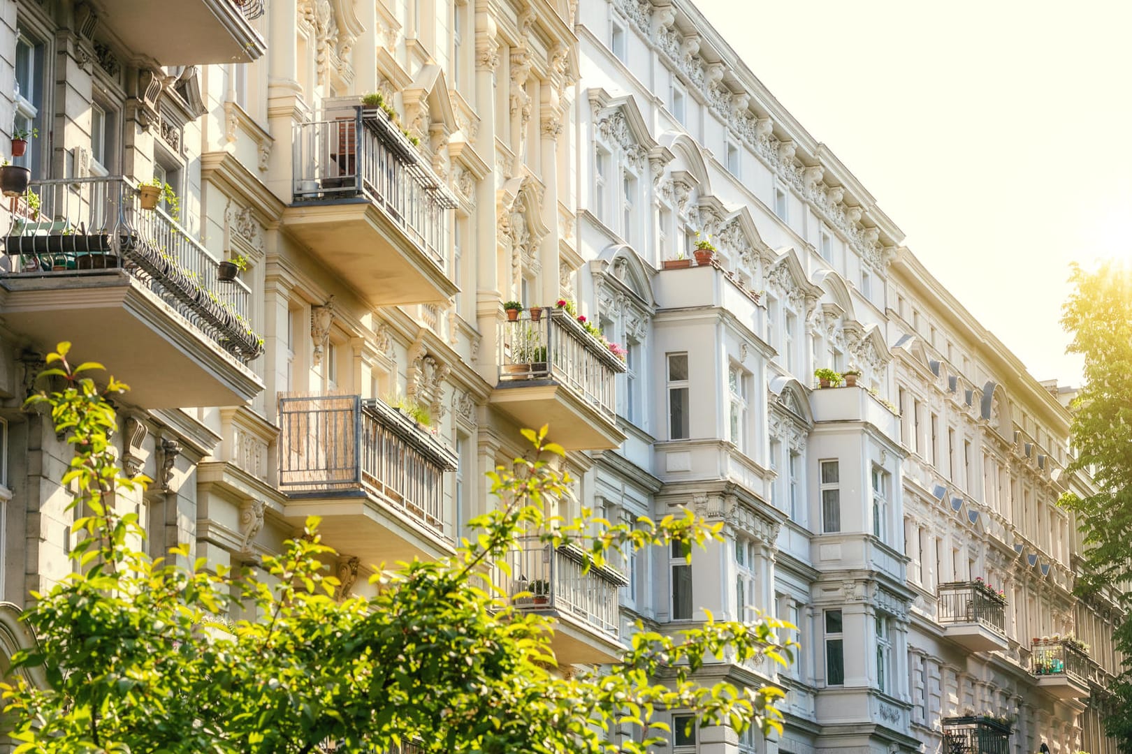 Streitsache: Zählt der Balkon zum Sonder- oder zum Gemeinschaftseigentum? Die Antwort auf diese Frage kann zum Beispiel bei Instandsetzungen für Wohnungseigentümer einen großen finanziellen Unterschied ausmachen.