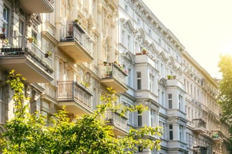 Streitsache: Zählt der Balkon zum Sonder- oder zum Gemeinschaftseigentum? Die Antwort auf diese Frage kann zum Beispiel bei Instandsetzungen für Wohnungseigentümer einen großen finanziellen Unterschied ausmachen.