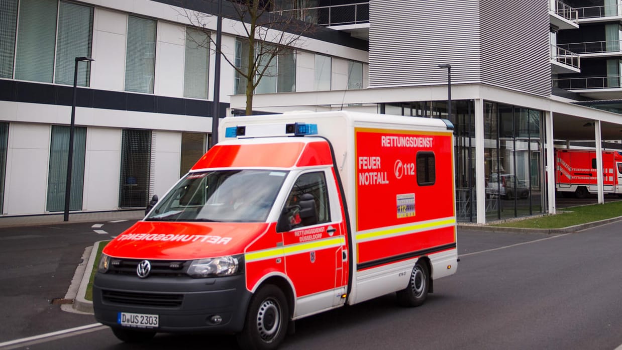 Ein Rettungswagen in Düsseldorf: In Hamburg konnten Helfer eine 16-Jährige nach 25 Minuten unter Wasser reanimieren. Ein Rettungswagen in Düsseldorf: In Hamburg konnten Helfer eine 16-Jährige nach 25 Minuten unter Wasser reanimieren.