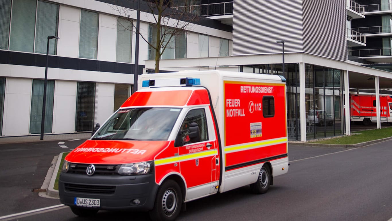 Ein Rettungswagen in Düsseldorf: In Hamburg konnten Helfer eine 16-Jährige nach 25 Minuten unter Wasser reanimieren.