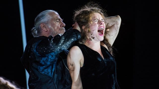 Jürgen Prochnow (l), als Hunnenkönig Etzel, zerrt an Linn Reusse, als Swanhild-Tochter von Siegfried und Kriemhild, herum.