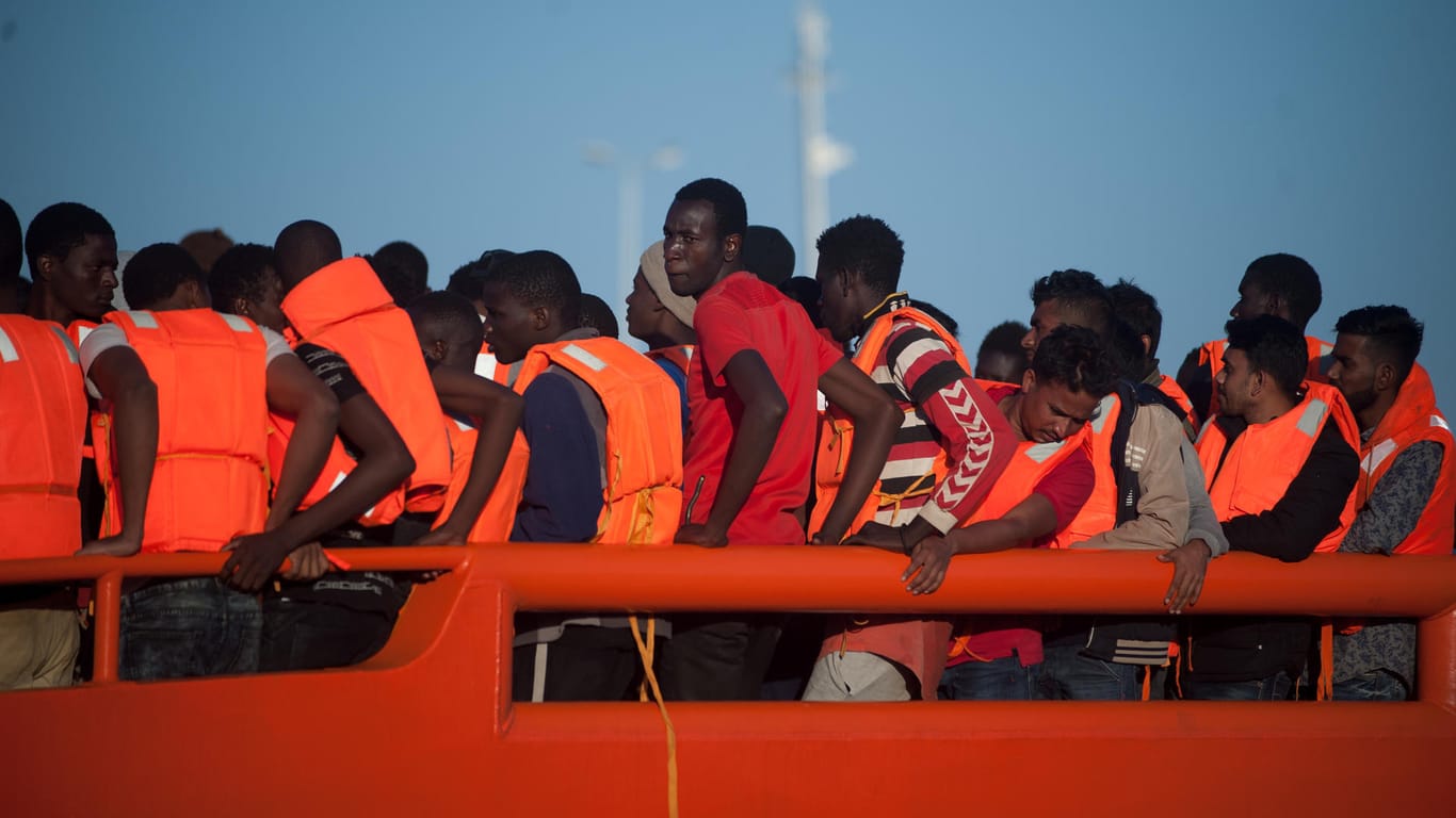 Migranten auf einem Rettungsboot in Malaga: Statt über Italien kommen jetzt immer mehr Flüchtlinge über Spanien nach Europa.