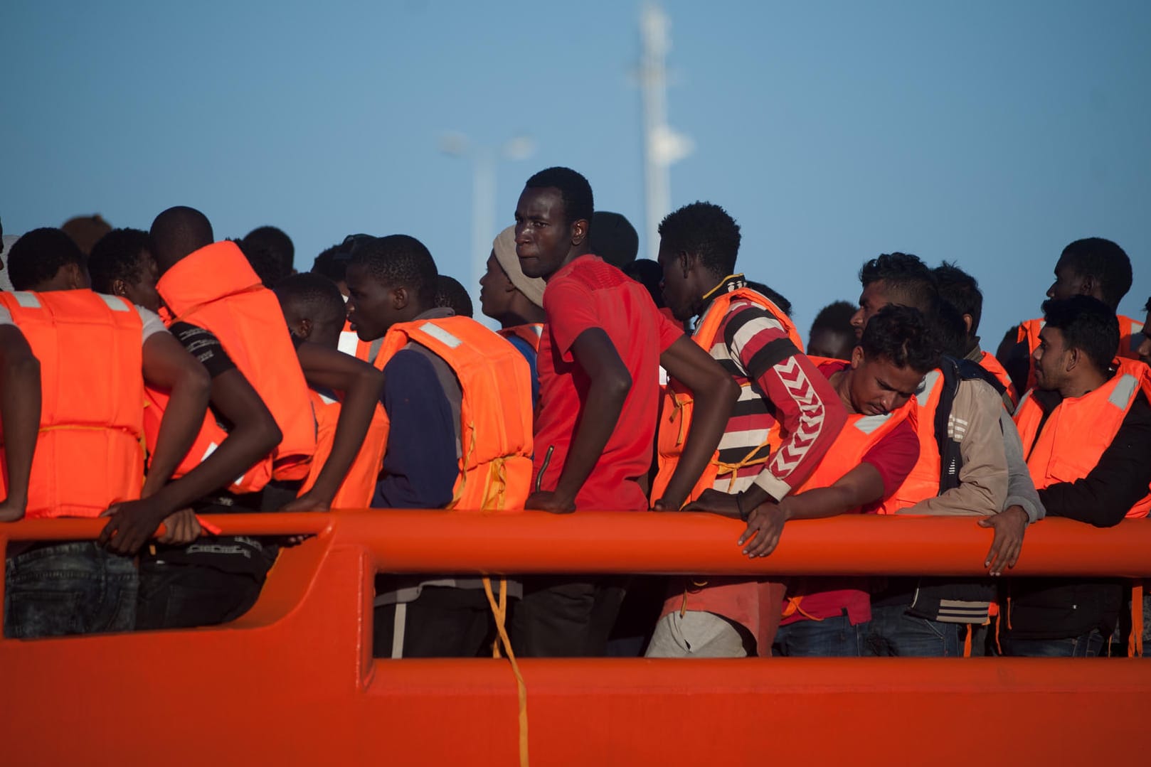 Migranten auf einem Rettungsboot in Malaga: Statt über Italien kommen jetzt immer mehr Flüchtlinge über Spanien nach Europa.