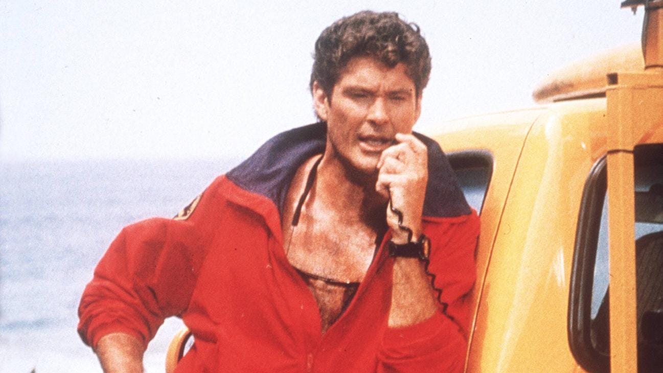 "Baywatch"-Star: David Hasselhoff als Rettungsschwimmer am Strand.