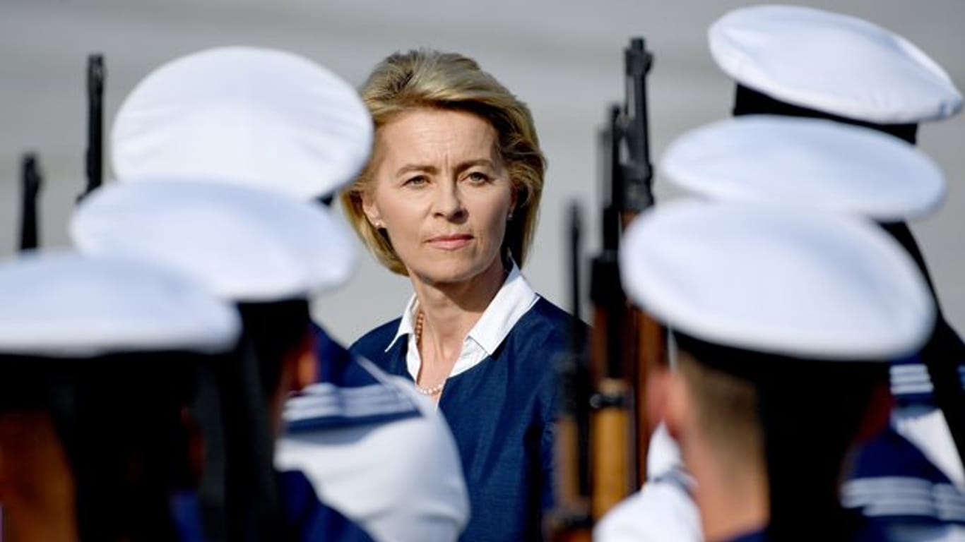 Bundesverteidigungsministerin Ursula von der Leyen während eines feierlichen Gelöbnises.