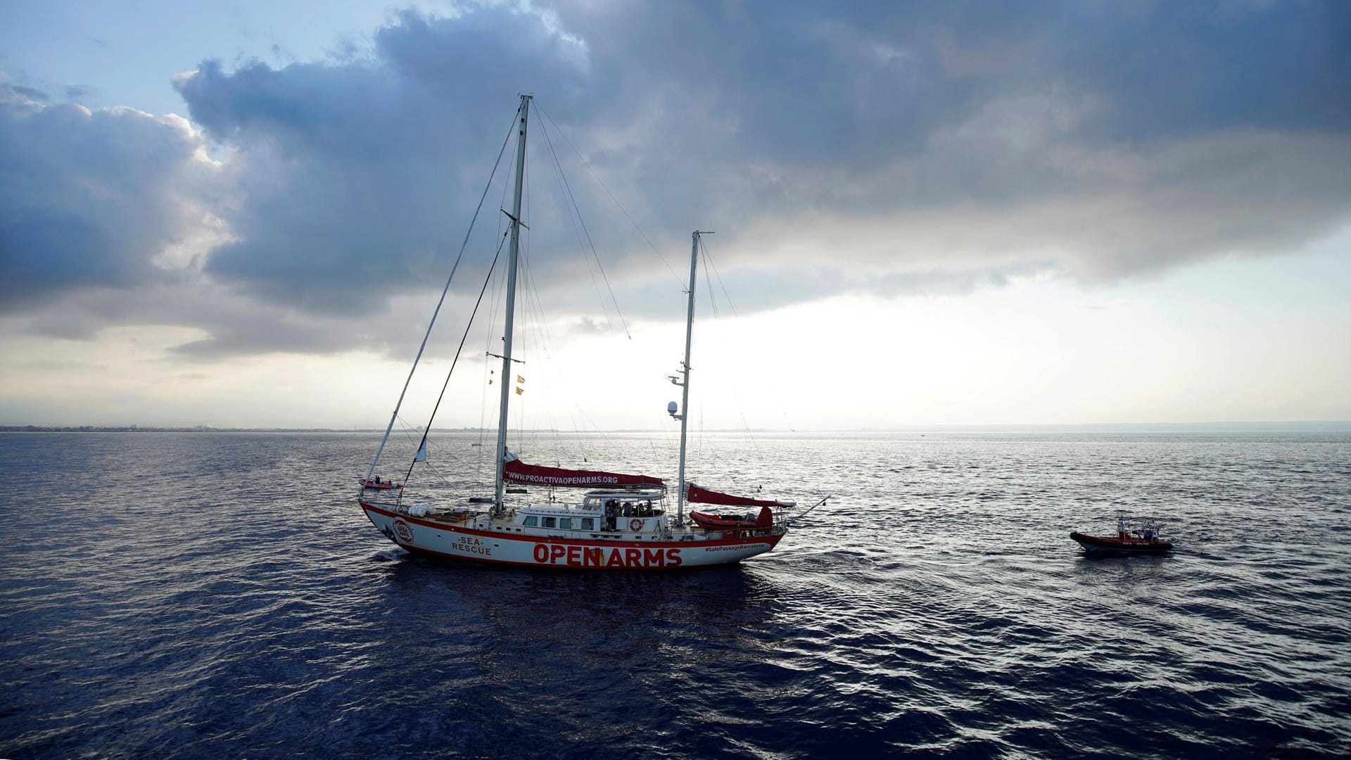 Das Rettungsschiff "Astral" auf dem Mittelmeer: Das Schiff der Nichtregierungsorganisation Proactiva Open Arms steuert auf Mallorca zu. Das Rettungsschiff "Astral" auf dem Mittelmeer: Das Schiff der Nichtregierungsorganisation Proactiva Open Arms steuert auf Mallorca zu.