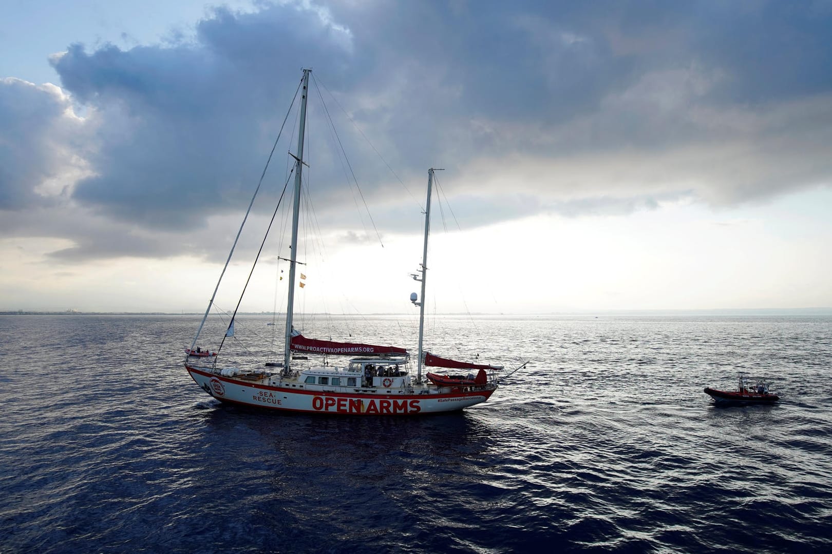 Das Rettungsschiff "Astral" auf dem Mittelmeer: Das Schiff der Nichtregierungsorganisation Proactiva Open Arms steuert auf Mallorca zu.