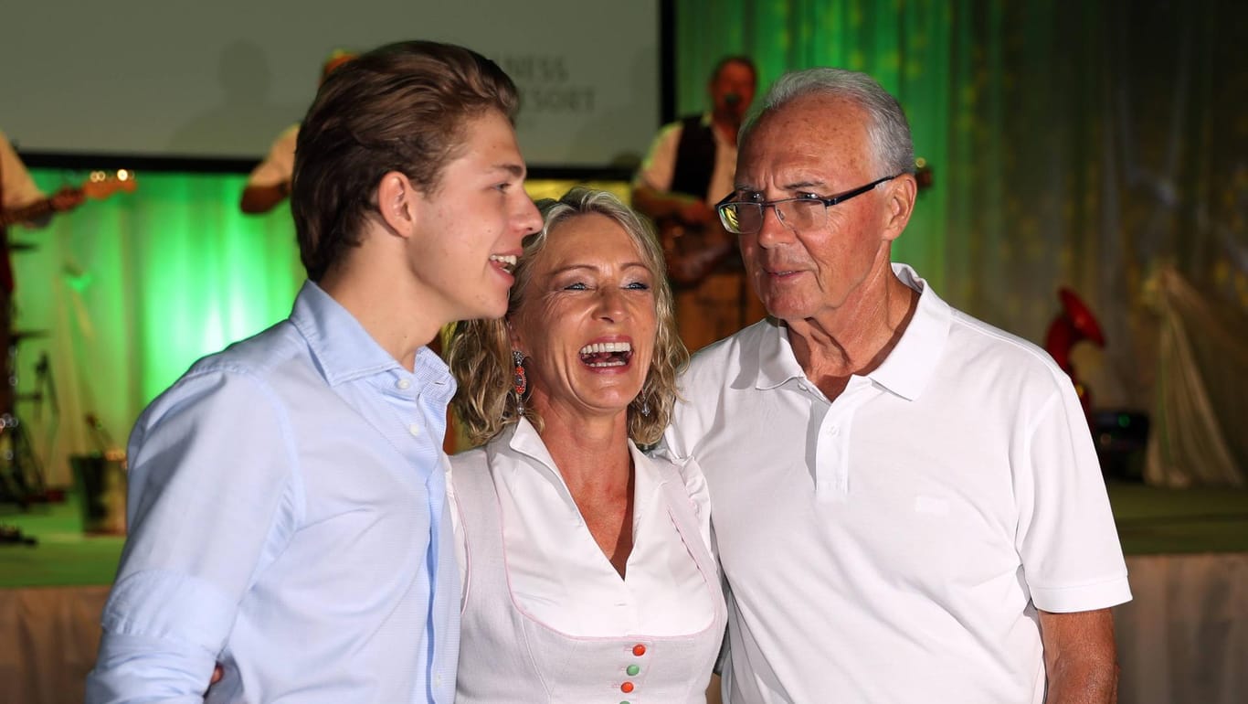 Richtig gut drauf: Heidi Beckenbauer (m.) mit ihrem Sohn Joel (l.) und Ehemann Franz Beckenbauer (r.).