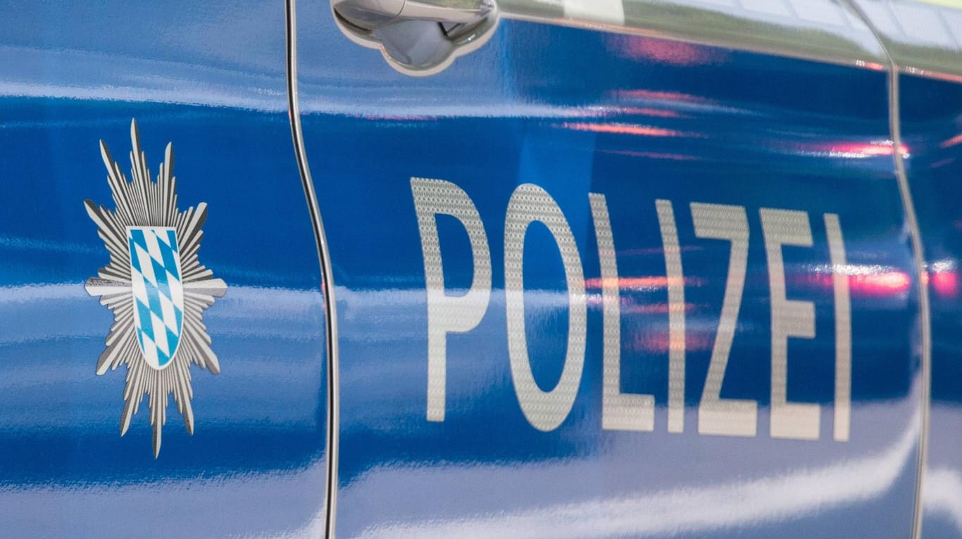 Einsatzfahrzeug der Polizei Bayern: Polizeiangaben zufolge sind die 23 Flüchtlinge auf der Ladefläche eines Lastwagens ins Land eingereist.
