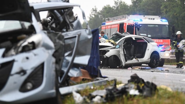 Autowracks stehen am Unfallort auf der A81 zwischen Ahorn und Boxberg.