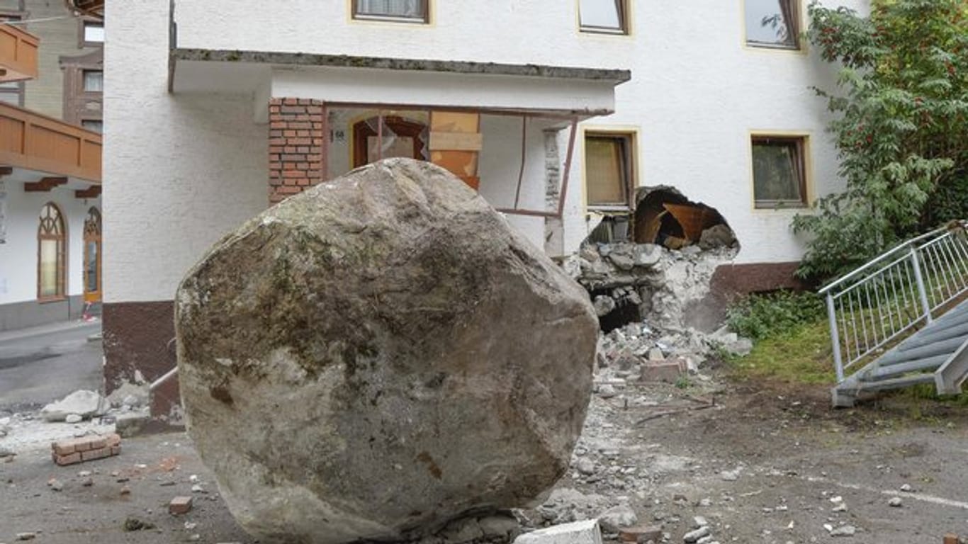 Rund 20 Tonnen wiegt der Felsbrocken, der in Sölden gegen ein Haus prallte.