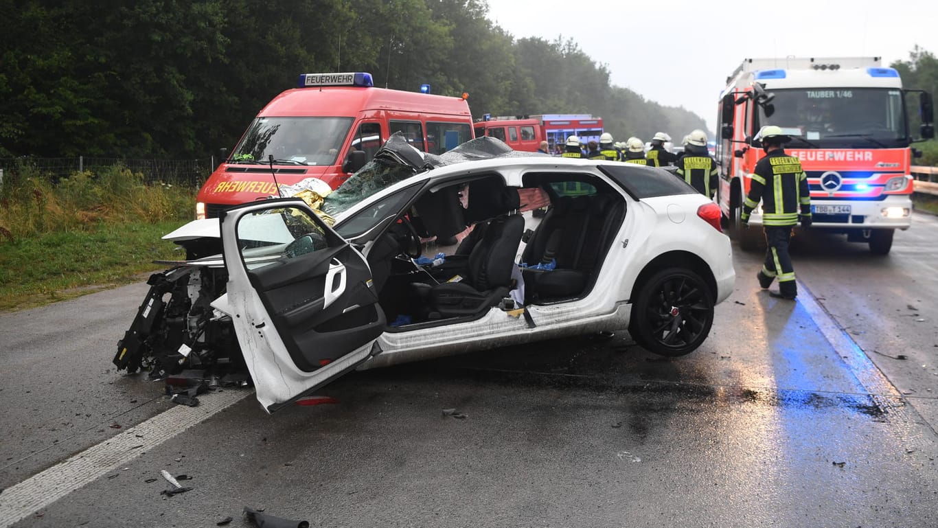 Auf der Autobahn nahe Heilbronn hat sich ein schwerer Unfall ereignet. Rettungskräfte der Feuerwehr sind an der Unfallstelle auf der A81 zwischen Ahorn und Boxberg bei einem Unfallwagen.