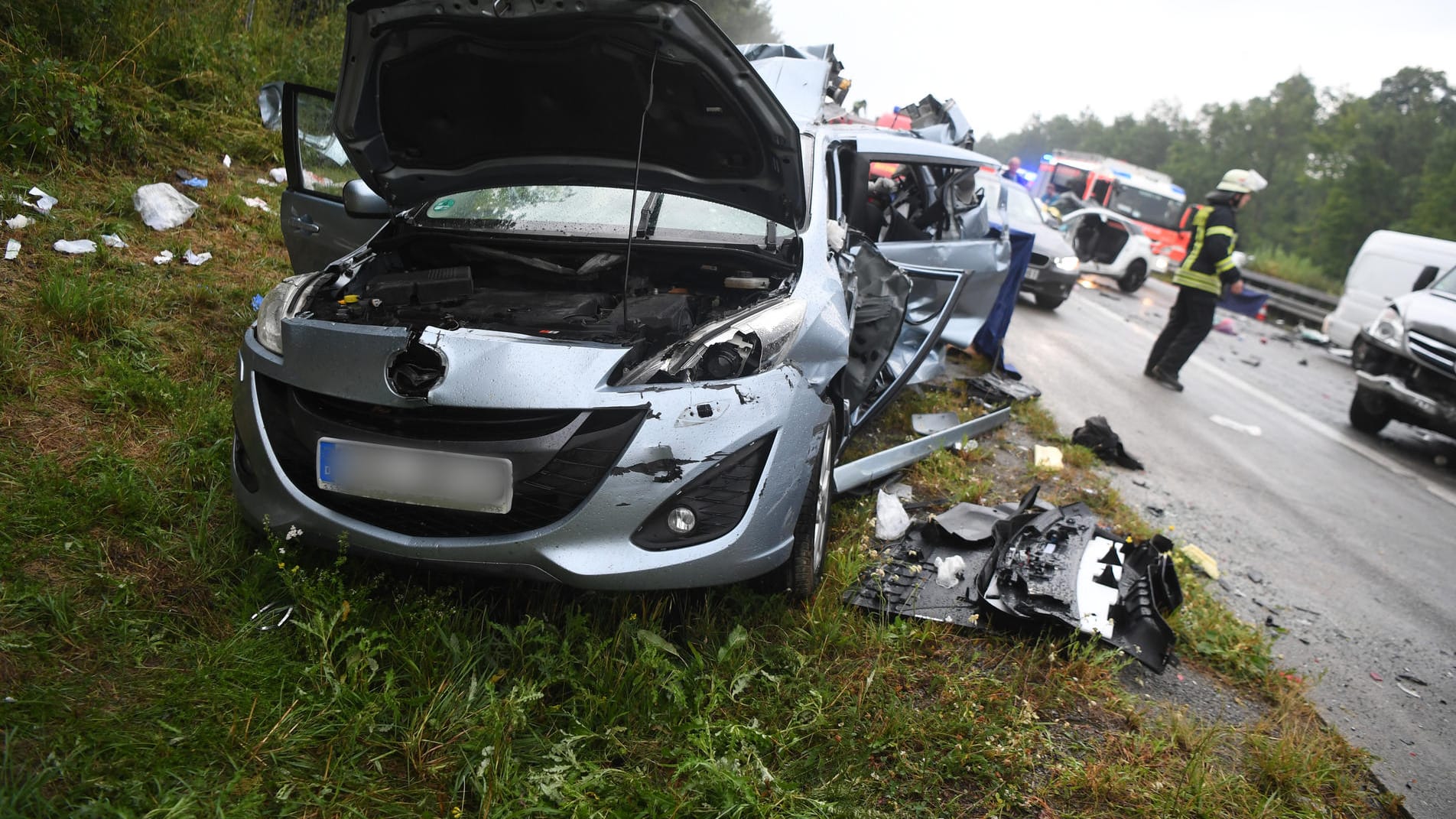 Rettungskräfte der Feuerwehr nahe Heilbronn sind an der Unfallstelle auf der A81 zwischen Ahorn und Boxberg bei den Unfallwagen.