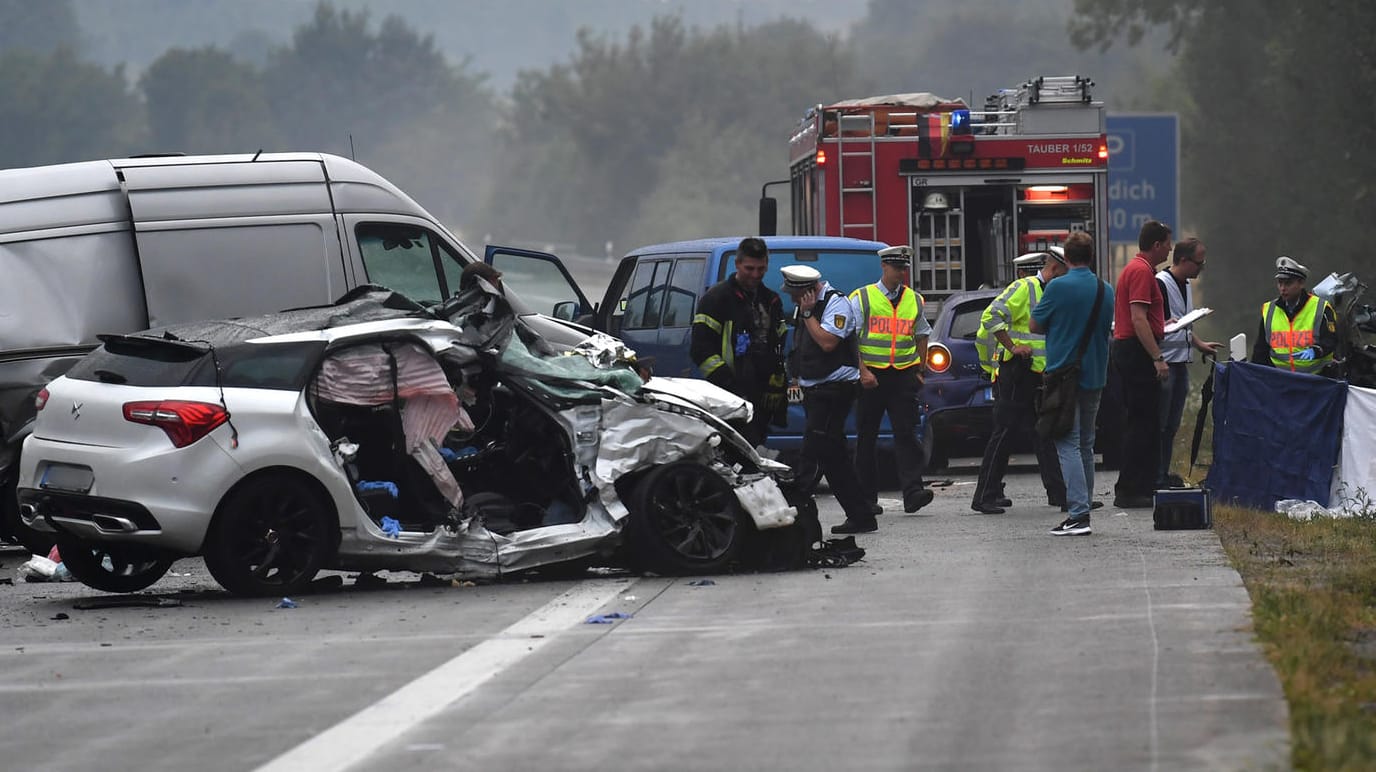 Auf der Autobahn nahe Heilbronn hat sich ein schwerer Unfall ereignet. Rettungskräfte der Feuerwehr sind an der Unfallstelle auf der A81 zwischen Ahorn und Boxberg bei einem Unfallwagen.