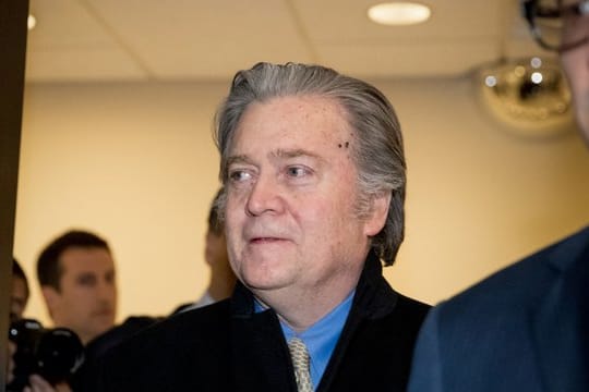 Steve Bannon will einem Medienbericht zufolge "zwielichtigen Gruppen" von Rechtspopulisten in Europa zum Erfolg verhelfen.