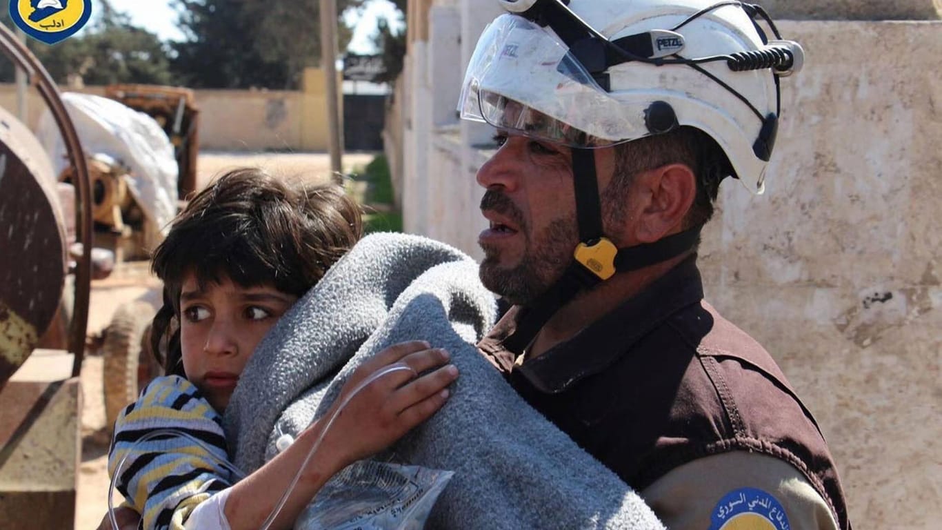 Ein Helfer der syrischen Weißhelme mit einem geretteten Kind: Ihr Einsatz in dem Bürgerkriegsland hat der Organisation viel Anerkennung gebracht (Archivfoto).
