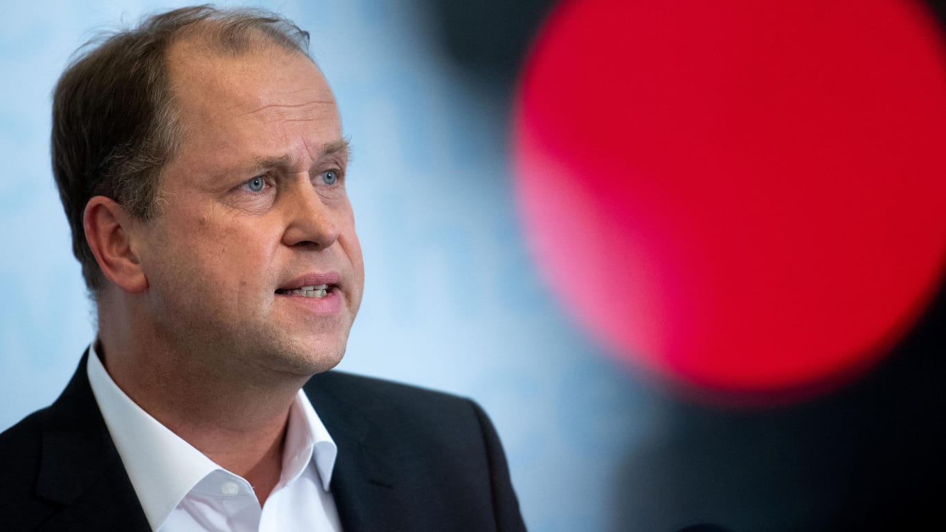 Joachim Stamp (FDP), Flüchtlingsminister von Nordrhein-Westfalen: Laut Bundespolizei hätte die Abschiebung von Sami A. abgebrochen werden können.
