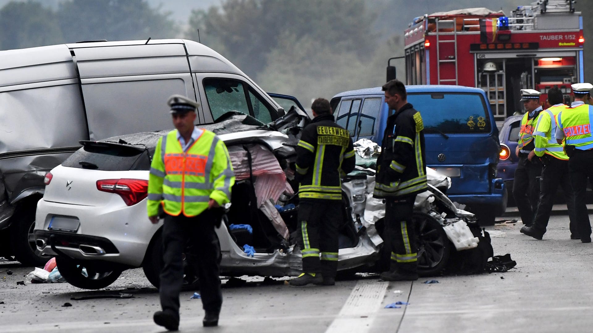 Polizisten und Feuerwehrleute an der Unfallstelle auf der A81: Wurde das Unglück durch Aquaplaning ausgelöst?