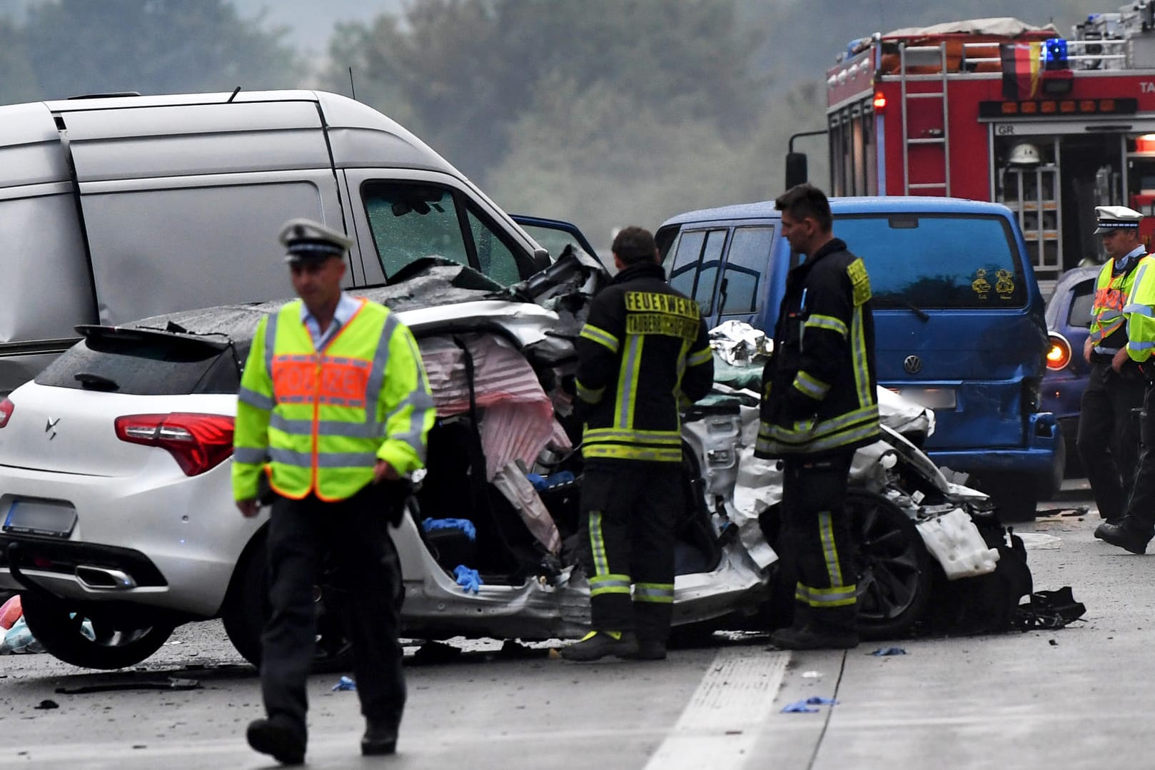 Polizisten und Feuerwehrleute an der Unfallstelle auf der A81: Wurde das Unglück durch Aquaplaning ausgelöst?