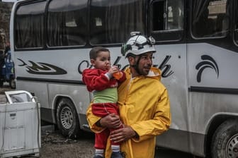 Ein Mitglied der syrischen Hilfsorganisation Weißhelme während einer Evakuierung eines Hauses in Damaskus.