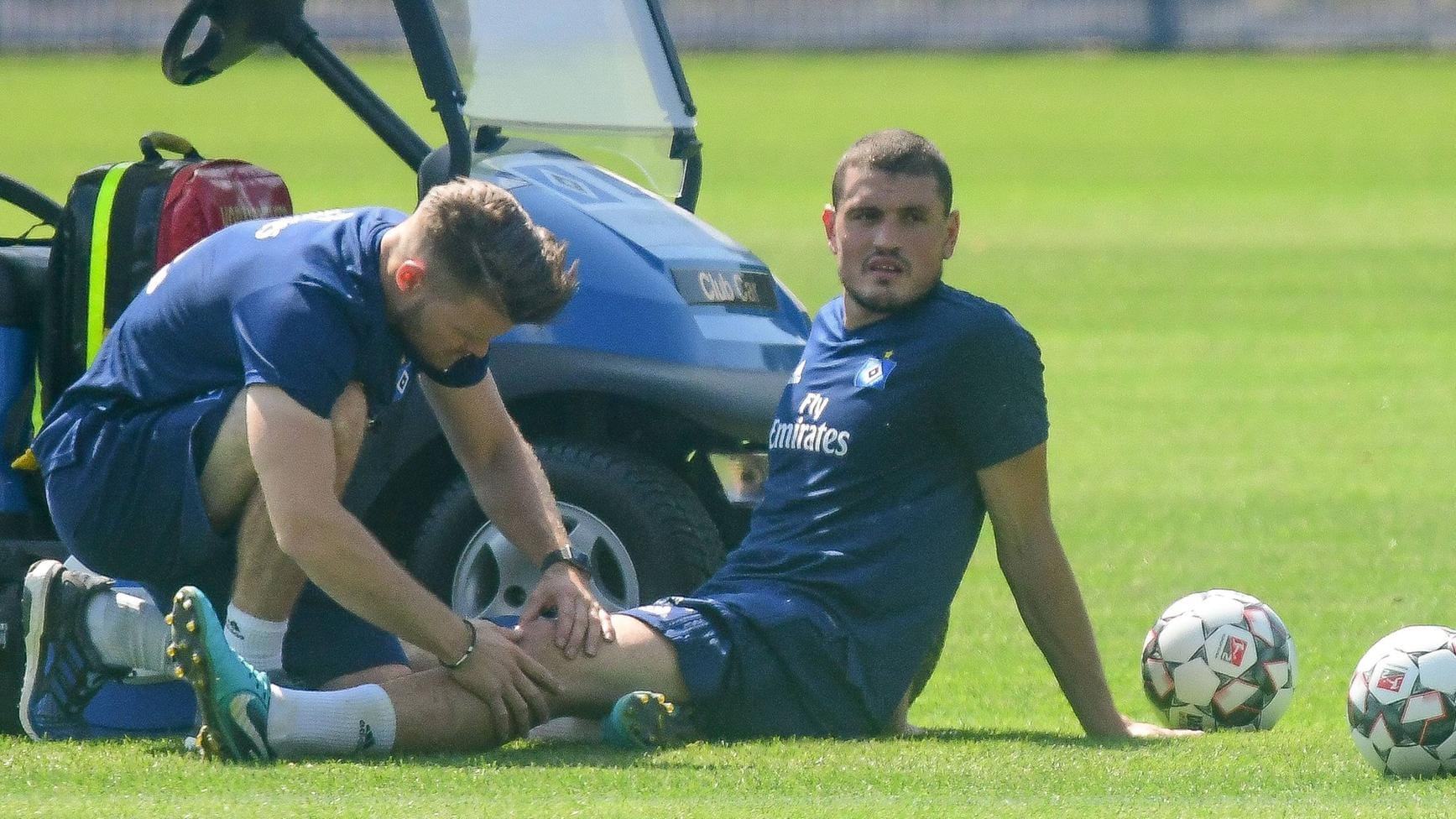 Physiotherapeut Christian Tambach behandelt Kyriakos Papadopoulos am Knie. Der Grieche hatte in den vergangenen Jahren immer wieder massive Verletzungsprobleme.