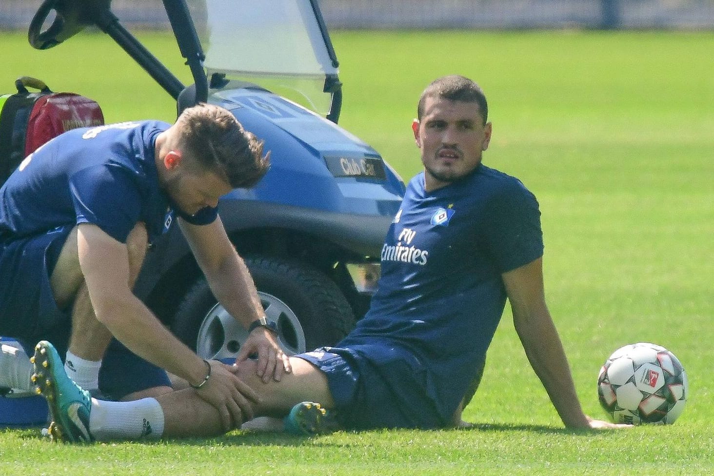 Physiotherapeut Christian Tambach behandelt Kyriakos Papadopoulos am Knie. Der Grieche hatte in den vergangenen Jahren immer wieder massive Verletzungsprobleme.