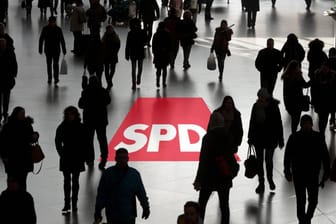 SPD-Logo: In einer aktuellen Emnid-Umfrage verbessert sich die Partei um einen Punkt auf 19 Prozent Zustimmung.