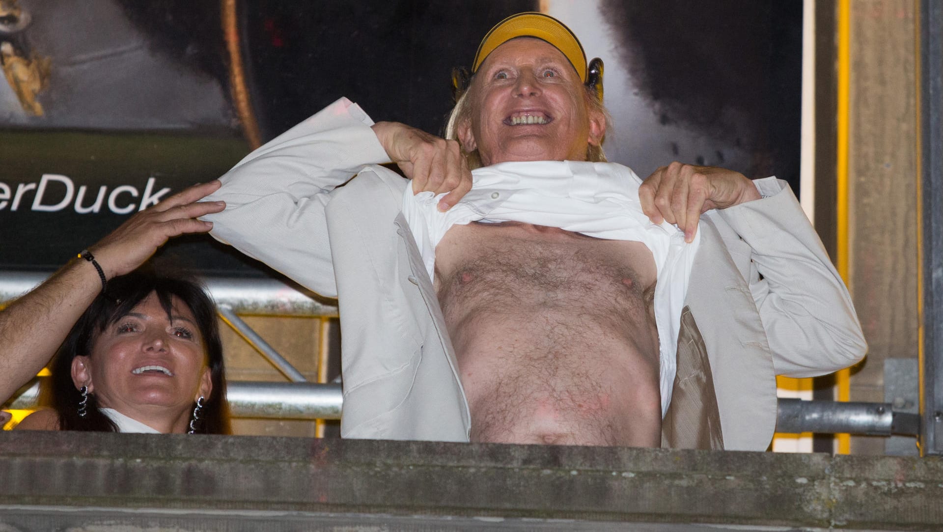 Auch mit 70 zu Scherzen aufgelegt: Otto Waalkes zeigt bei seiner öffentlichen Geburtstagsparty stolz seinen Bauch.
