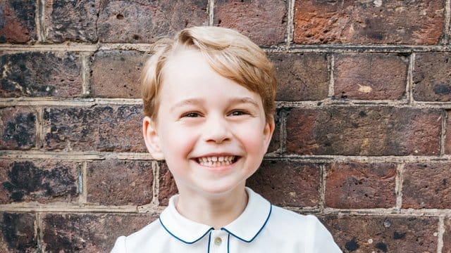 Prinz George nach der Taufe seines Bruders Prinz Louis im Garten des Clarence House. Prinz George nach der Taufe seines Bruders Prinz Louis im Garten des Clarence House.