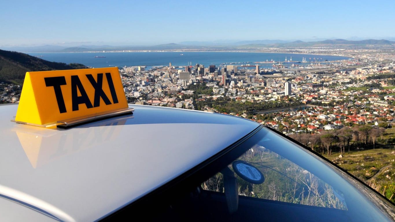 Taxi oberhalb von Kapstadt (Symbolbild): Taxis sind in Südafrika ein beliebtes Verkehrsmittel. Mitglieder einer Taxifahrer-Vereinigung wurden jetzt Opfer eines brutalen Mordanschlags.