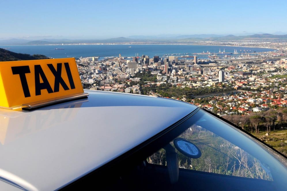 Taxi oberhalb von Kapstadt (Symbolbild): Taxis sind in Südafrika ein beliebtes Verkehrsmittel. Mitglieder einer Taxifahrer-Vereinigung wurden jetzt Opfer eines brutalen Mordanschlags.