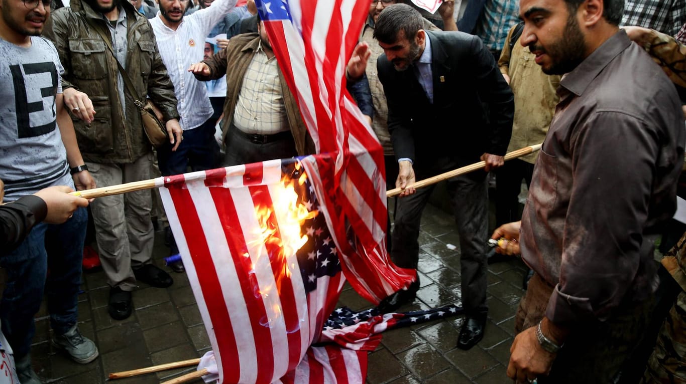 Iraner verbrennen die Flagge der USA nach dem Ende der Atomverhandlungen mit dem iranischen Regime (Archivbild): Immer wieder kommt es im Iran zu Demonstrationen gegen die Außenpolitik der Vereinigten Staaten. Die Fronten beider Staaten verhärten sich zusehends.