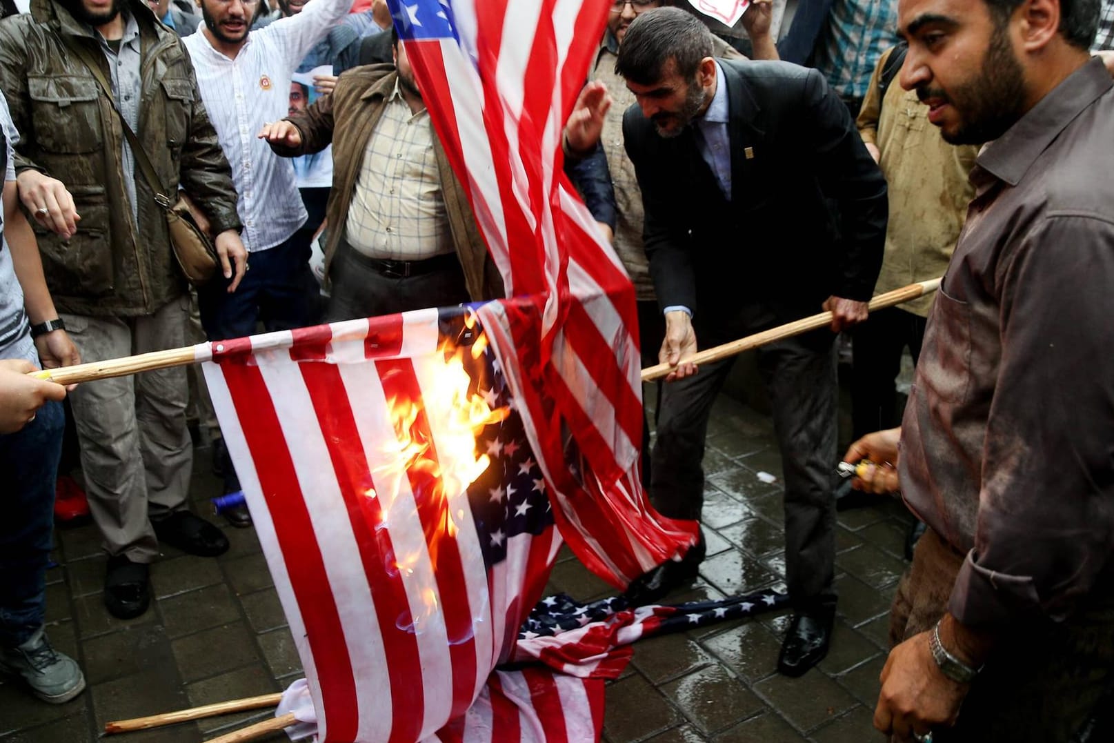 Iraner verbrennen die Flagge der USA nach dem Ende der Atomverhandlungen mit dem iranischen Regime (Archivbild): Immer wieder kommt es im Iran zu Demonstrationen gegen die Außenpolitik der Vereinigten Staaten. Die Fronten beider Staaten verhärten sich zusehends.