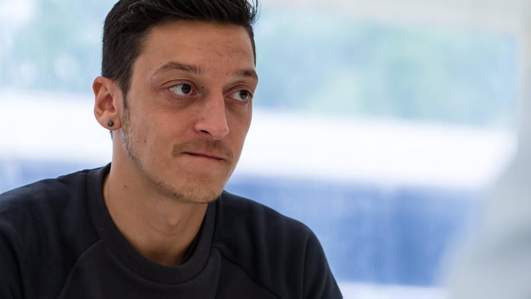 Medientermine macht er nur selten. Hier stand Mesut Özil vor zwei Jahren den Medien bei der Nationalmannschaft Rede Und Antwort.