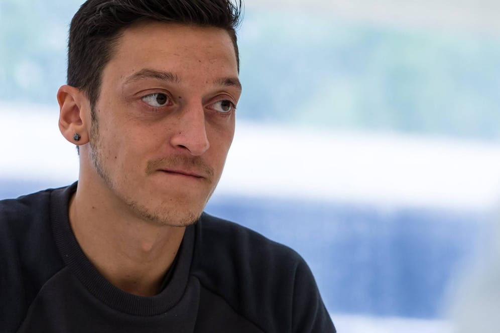 Medientermine macht er nur selten. Hier stand Mesut Özil vor zwei Jahren den Medien bei der Nationalmannschaft Rede Und Antwort.