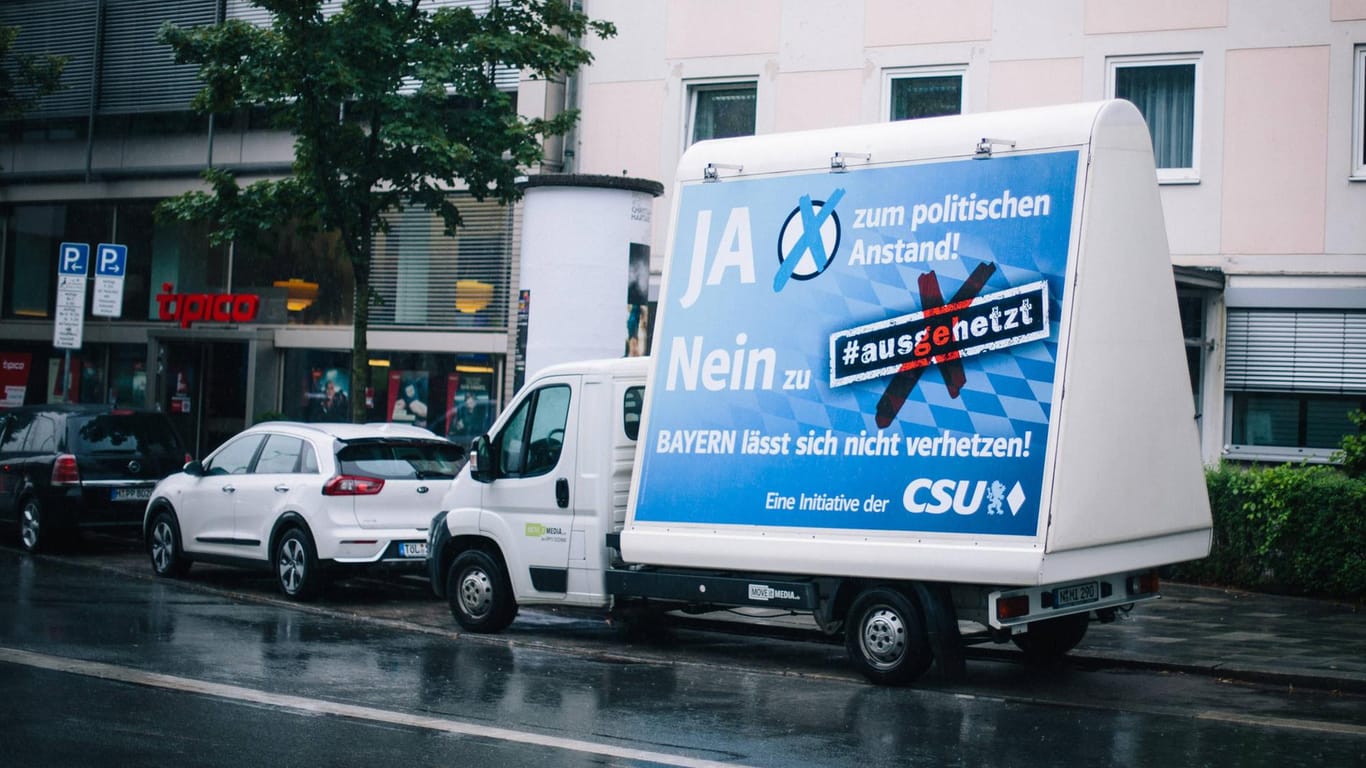 Ein CSU Plakat an einem LKW: Die CSU sorgte mit einer Plakatkampagne gegen die "#ausgehetzt"-Demonstration in München für Unmut.