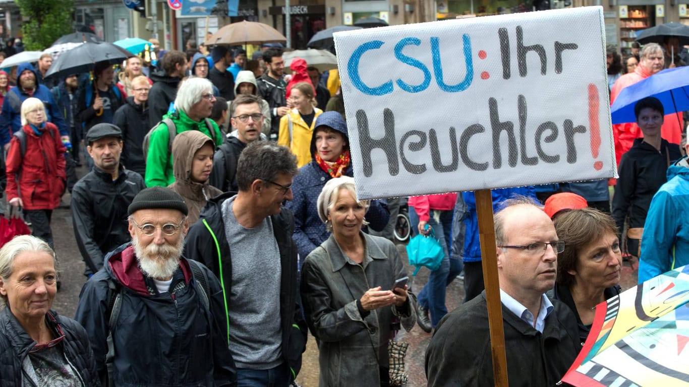 Proteste gegen die CSU in München: Auf der Großdemo "#ausgehetzt" möchten die Demonstranten vor allem ein Zeichen gegen einen Rechtsruck in der Gesellschaft setzen.