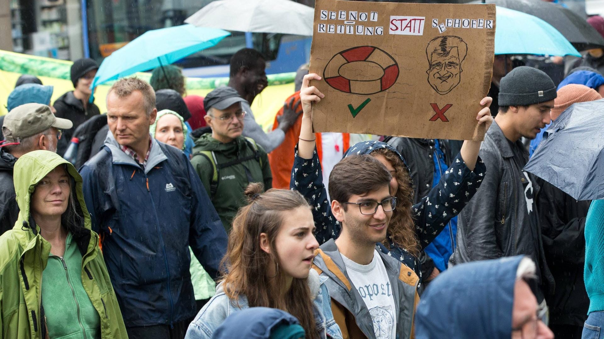 Demonstranten auf der "#ausgehetzt" - Demo in München: Viele der Demonstranten setzen sich für die Seenotrettung ein und sprechen sich gegen den Kurs von Horst Seehofer in der Asylpolitik aus.