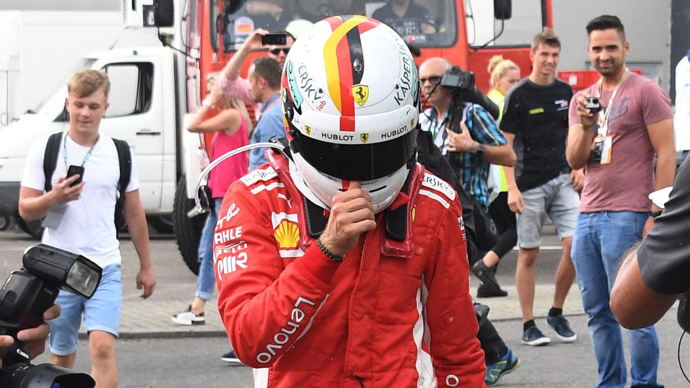 Ein tief enttäuschter Vettel verlässt die Strecke am Hockenheimring.