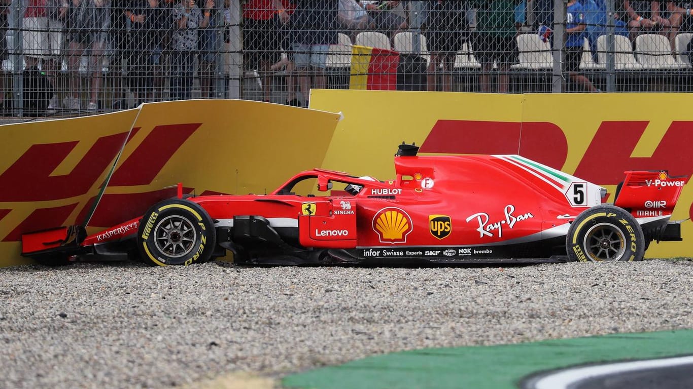 15 Runden vor Schluss kracht Vettel mit seinem Ferrari in die Mauer.