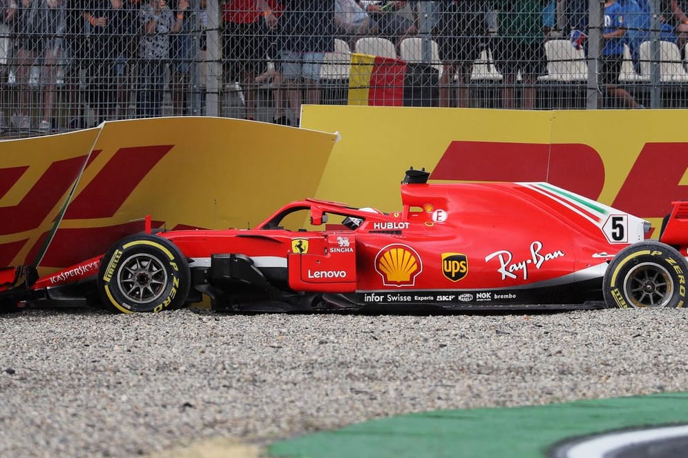 15 Runden vor Schluss kracht Vettel mit seinem Ferrari in die Mauer.