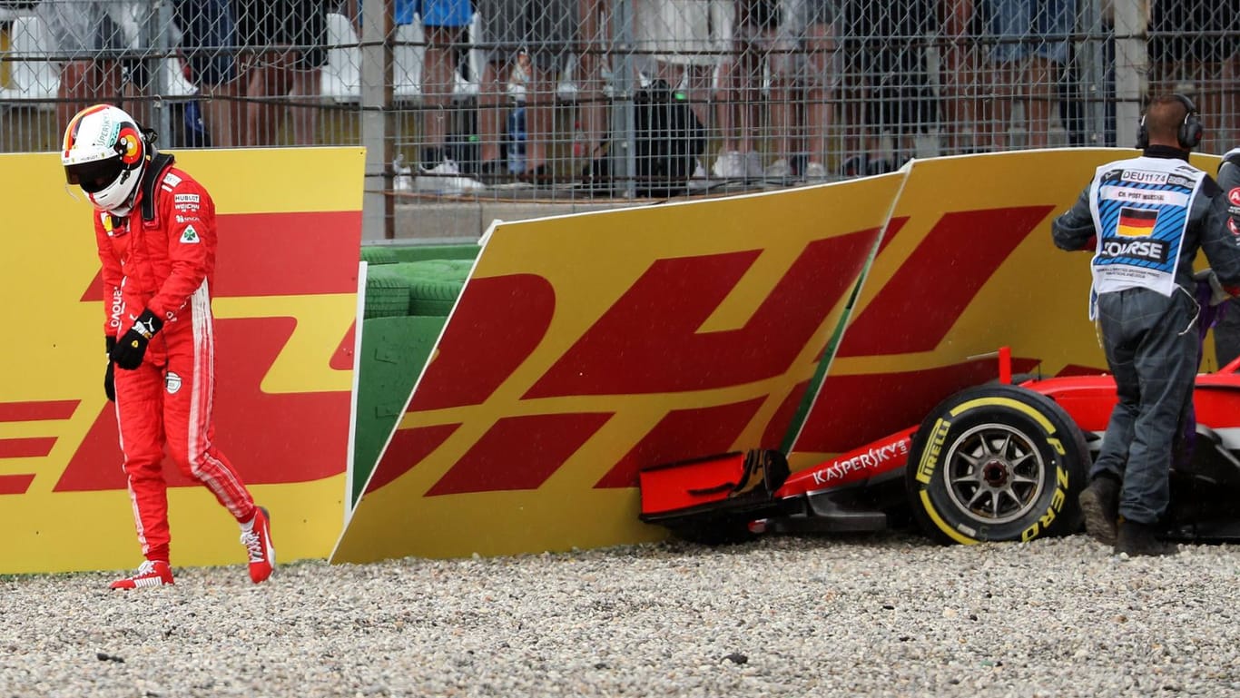 Sebastian Vettel ist nach seinem Crash am Boden zerstört.