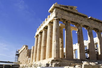 Die Akropolis in Athen: Ältere und kranke Menschen sollten bei den derzeitigen Temperaturen in Griechenland zu Hause bleiben.