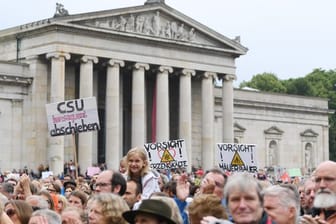 "#ausgehetzt": Tausende Menschen demonstrieren auf dem Königsplatz in München.